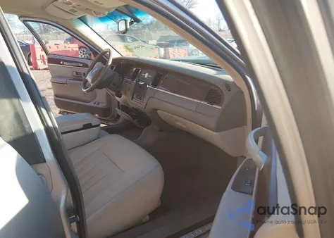 2003 Lincoln Town Car Executive из США, поврежденный, VIN 1LNHM81W33Y660267